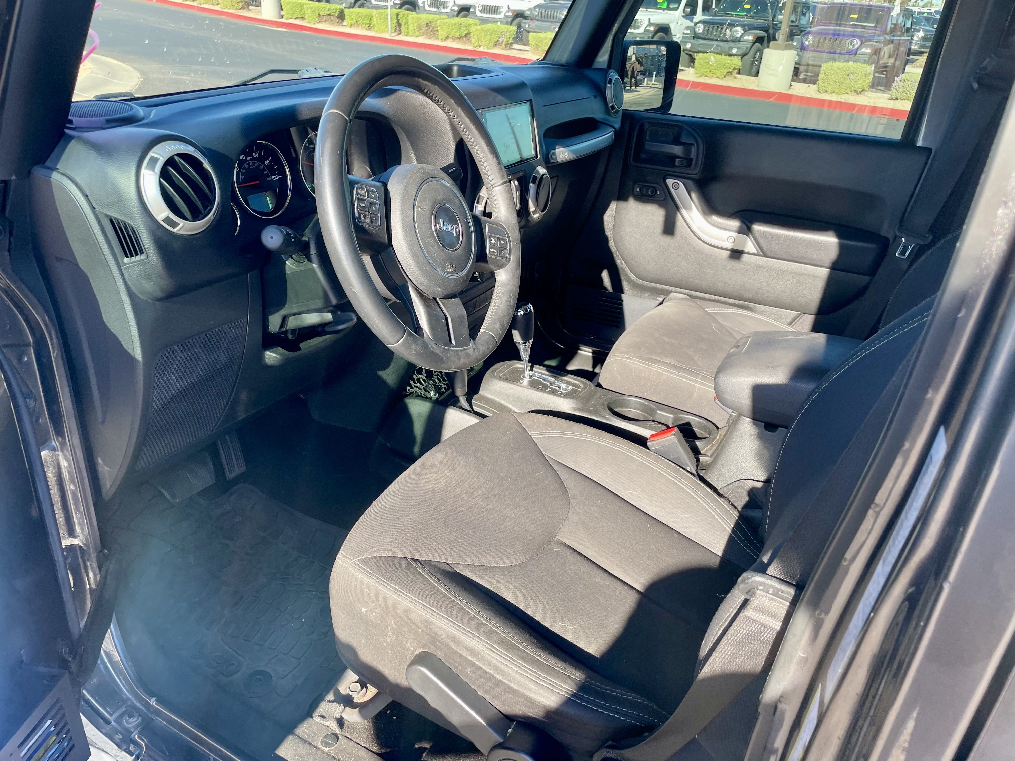 Used 2018 Jeep Wrangler Unlimited Sahara w/ Connectivity Group AWD/4WD image 10