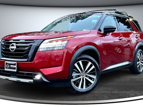 Used 2023 Nissan Pathfinder Platinum image 3