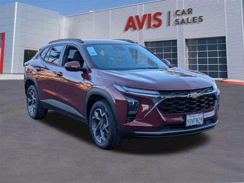 Used 2025 Chevrolet Trax LT w/ LT Convenience Package image 3