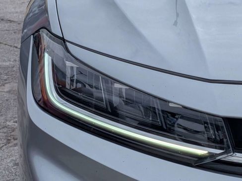 Used 2025 Volkswagen Jetta SE FWD image 9