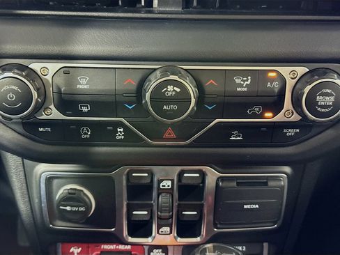 Used 2025 Jeep Wrangler Unlimited Rubicon AWD/4WD image 16