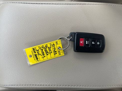 Used 2012 Toyota Camry XLE FWD image 33