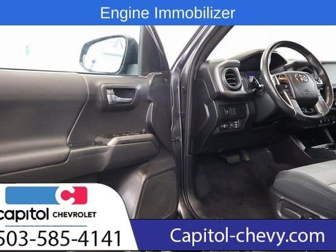 Used 2022 Toyota Tacoma TRD Off-Road image 9