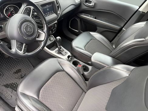 Used 2019 Jeep Compass Latitude w/ Cold Weather Group FWD image 9
