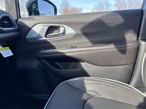 New 2026 Chrysler Pacifica Limited w/ Uconnect Theater Family Group image 20