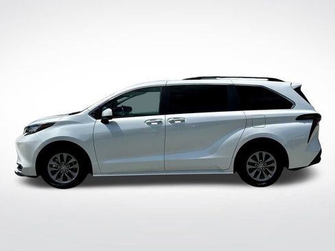 Used 2023 Toyota Sienna XLE image 3