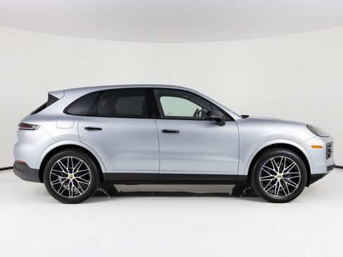 Used 2024 Porsche Cayenne image 2