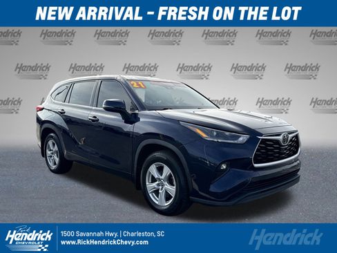 Used 2021 Toyota Highlander LE image 1