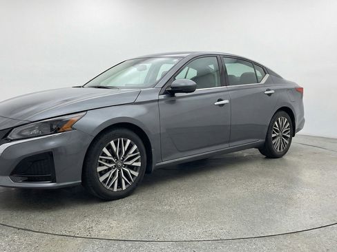 Used 2025 Nissan Altima 2.5 SV image 3