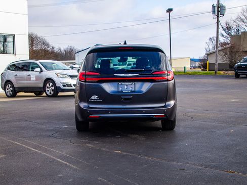 Used 2023 Chrysler Pacifica Touring-L image 6