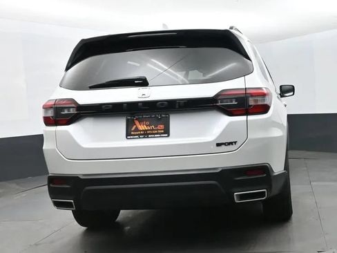 Used 2025 Honda Pilot Sport image 8