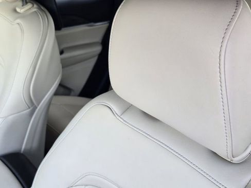 Certified 2023 Jeep Grand Cherokee Limited w/ Black Appearance Package image 15