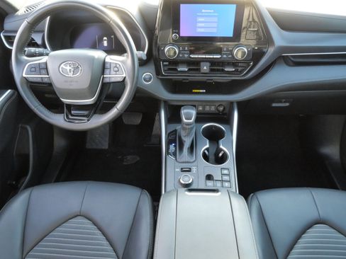 Certified 2025 Toyota Highlander XSE image 11