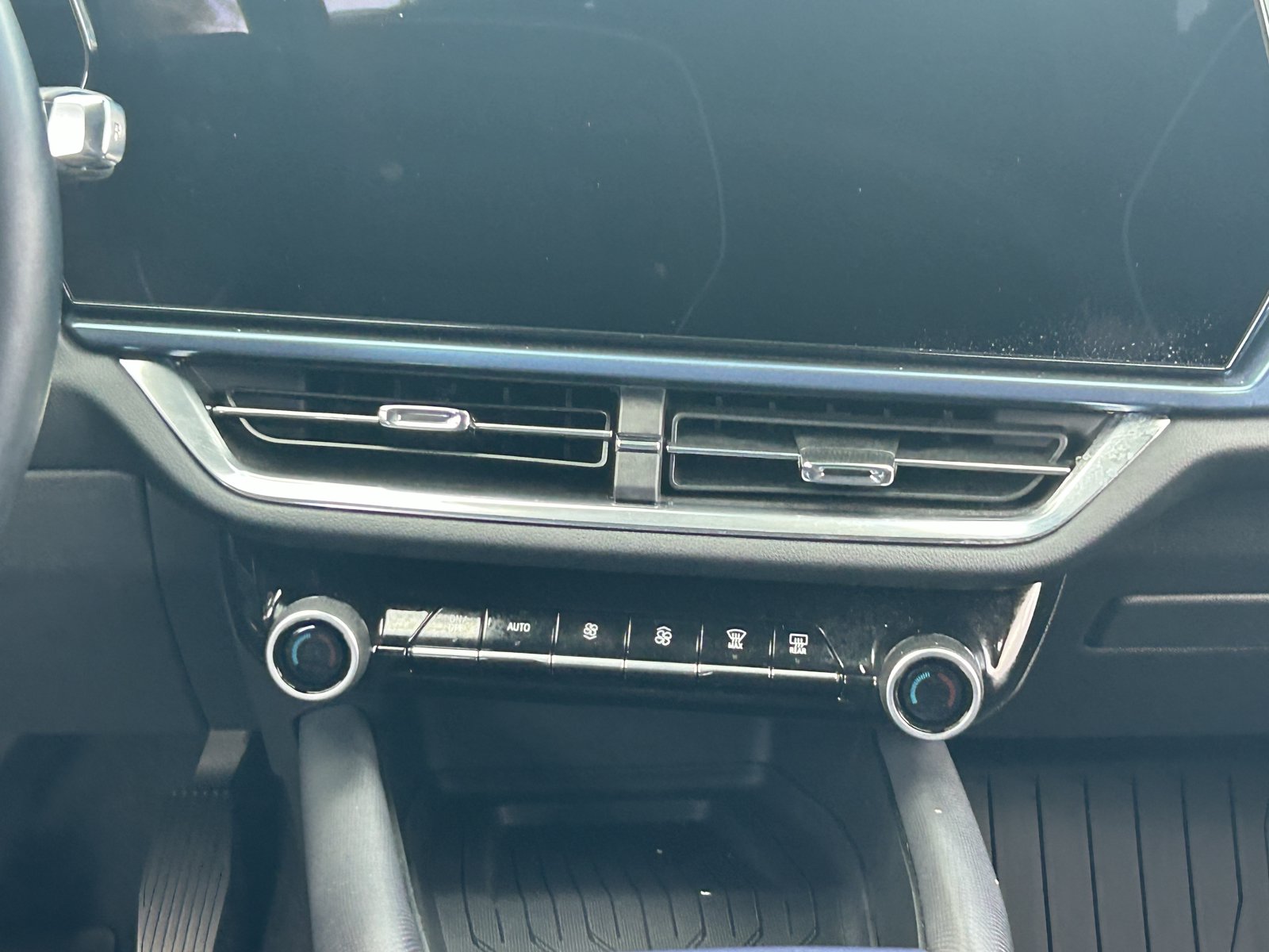 Certified 2024 Chevrolet Equinox EV LT FWD image 20