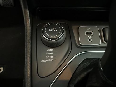 Used 2019 Jeep Cherokee Latitude Plus AWD/4WD image 31