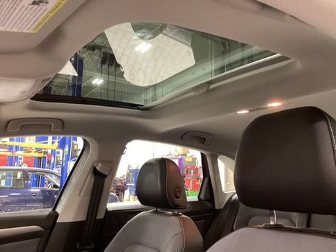 Used 2025 Volkswagen Jetta SE w/ Sunroof Package image 12