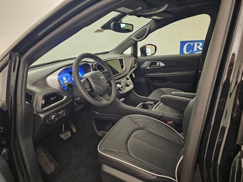New 2026 Chrysler Pacifica Limited w/ S Appearance Package FWD image 11