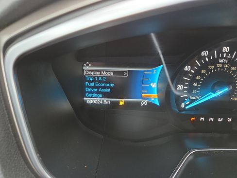 Used 2017 Ford Fusion SE w/ Fusion SE Technology Package image 18