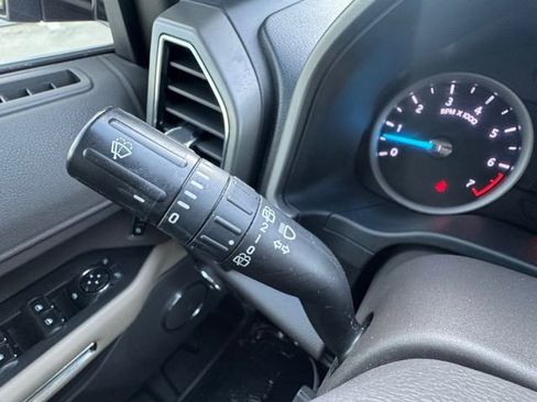 Used 2019 Ford Expedition XLT image 12