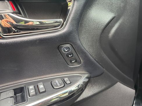 Used 2013 Toyota Avalon Limited FWD image 16