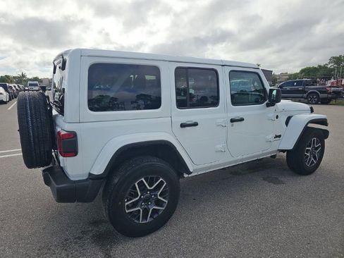Used 2025 Jeep Wrangler Sahara image 4