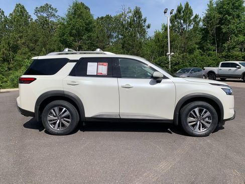 Used 2023 Nissan Pathfinder SL FWD image 2