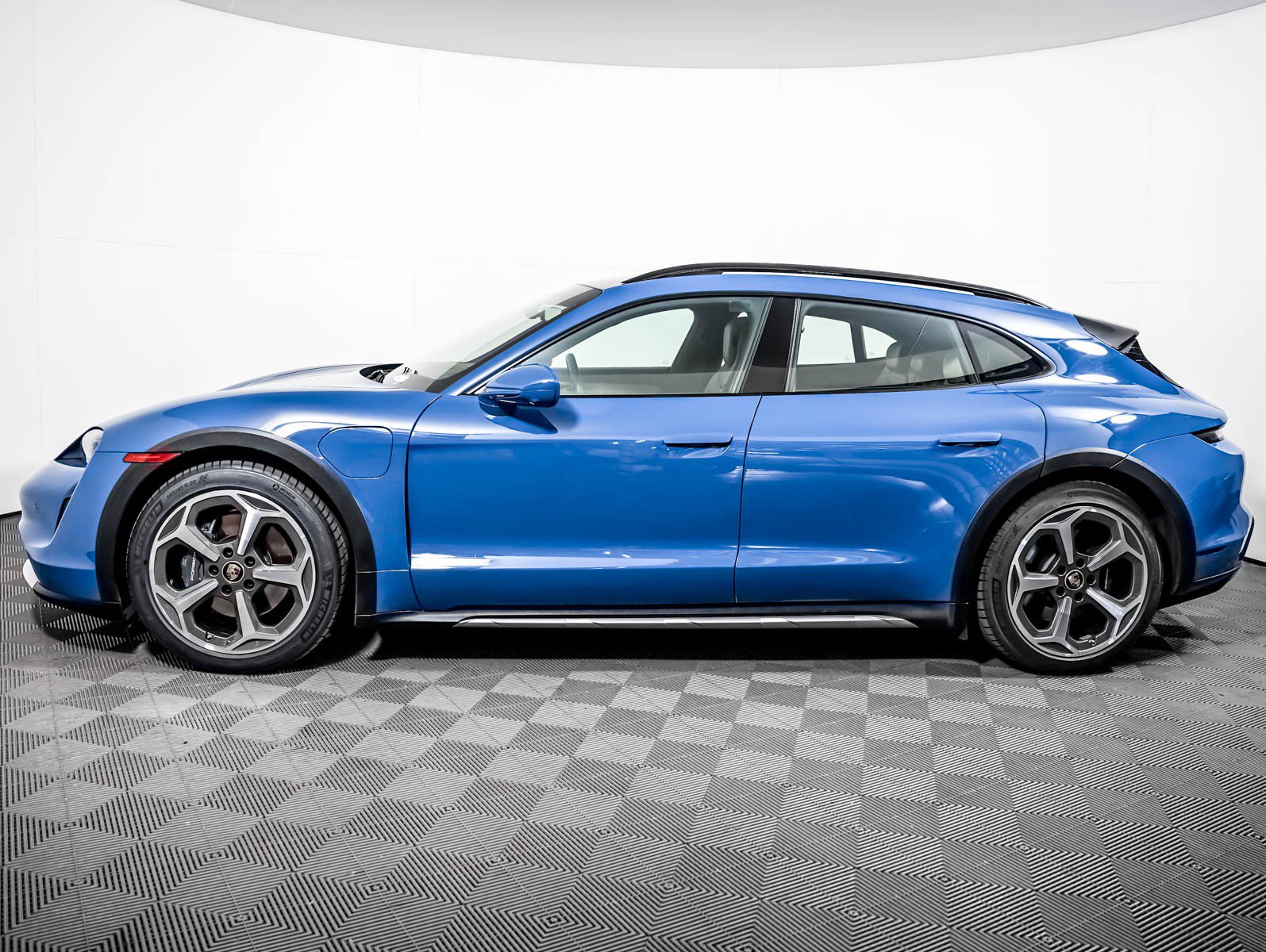 Certified 2023 Porsche Taycan 4 Cross Turismo AWD/4WD image 2