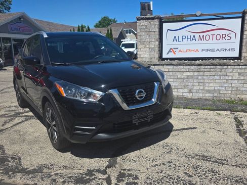 Used 2019 Nissan Kicks SV FWD image 1