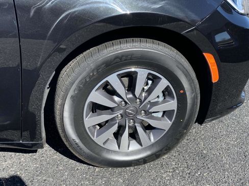 Certified 2023 Chrysler Pacifica Touring-L image 11