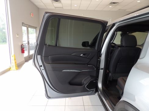 Used 2025 Chevrolet Traverse RS AWD/4WD image 19