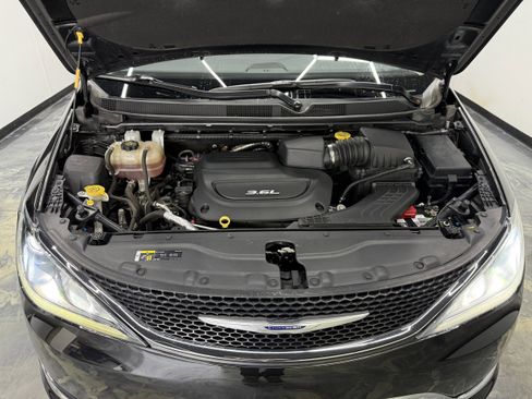 Used 2018 Chrysler Pacifica Limited w/ Advanced Safetytec Group image 37