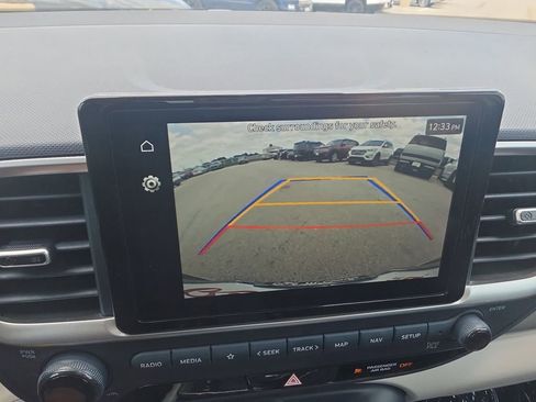 Used 2025 Hyundai Venue Limited FWD image 16