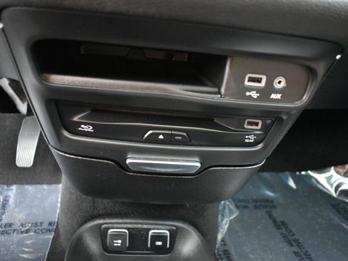 Used 2019 Chrysler Pacifica Limited w/ Tire & Wheel Group FWD image 21