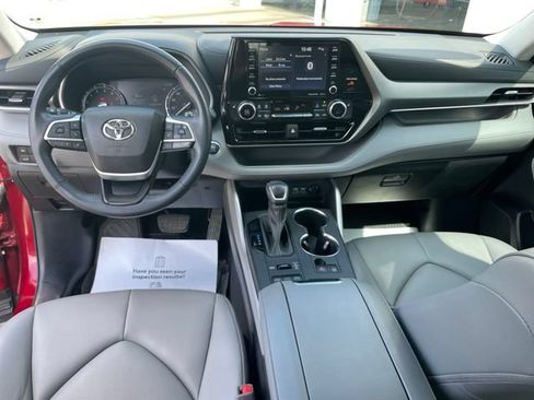 Used 2022 Toyota Highlander XLE AWD/4WD image 13