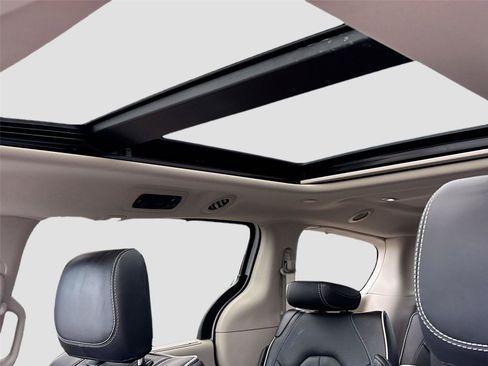 Certified 2024 Chrysler Pacifica Limited FWD image 17