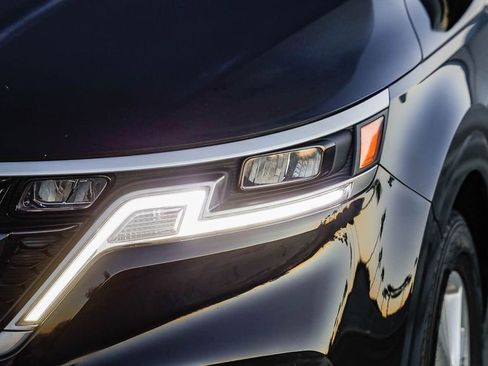 Used 2024 Kia Carnival LX image 5