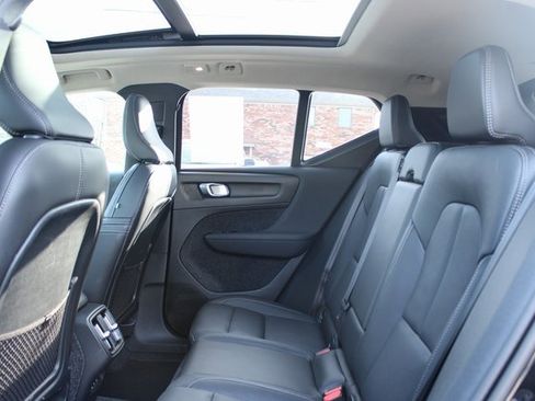 Used 2025 Volvo XC40 B5 Core image 32