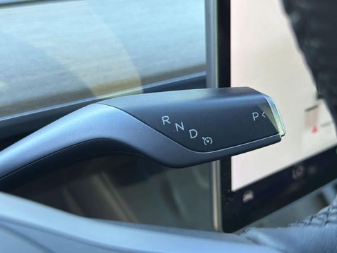 Used 2022 Tesla Model Y Long Range image 17