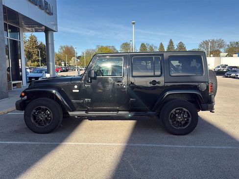 Used 2017 Jeep Wrangler Unlimited Sahara AWD/4WD image 14