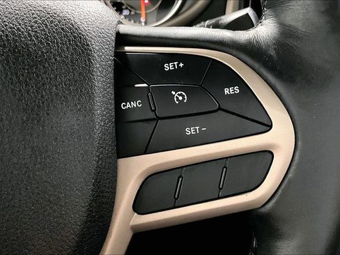 Used 2017 Jeep Cherokee Limited image 12