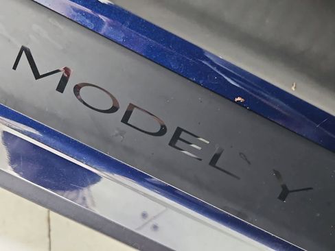 Used 2022 Tesla Model Y Long Range image 12