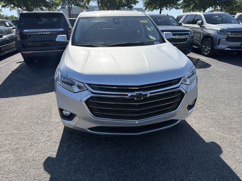 Used 2018 Chevrolet Traverse Premier w/ Driver Confidence II Package FWD image 3