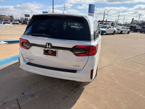New 2026 Honda Odyssey Touring image 7