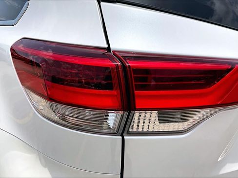 Used 2019 Toyota Highlander Limited FWD image 29