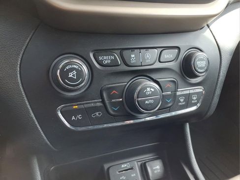 Used 2016 Jeep Cherokee Limited w/ Luxury Group AWD/4WD image 10