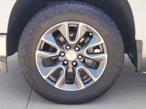 Used 2024 Chevrolet Silverado 1500 LT AWD/4WD image 10
