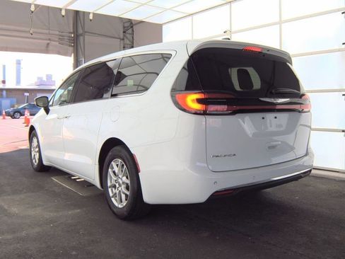 Used 2024 Chrysler Pacifica Touring-L image 6