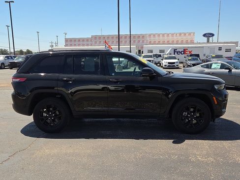 Used 2025 Jeep Grand Cherokee Altitude AWD/4WD image 6