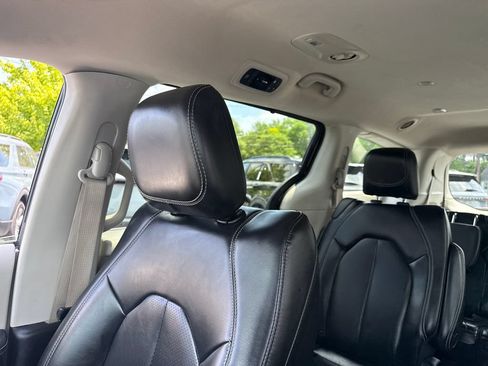Used 2023 Chrysler Pacifica Touring-L FWD image 35