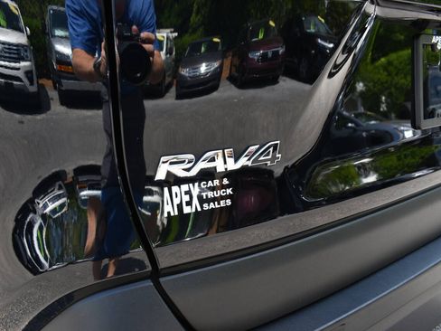Used 2023 Toyota RAV4 XLE AWD/4WD image 31
